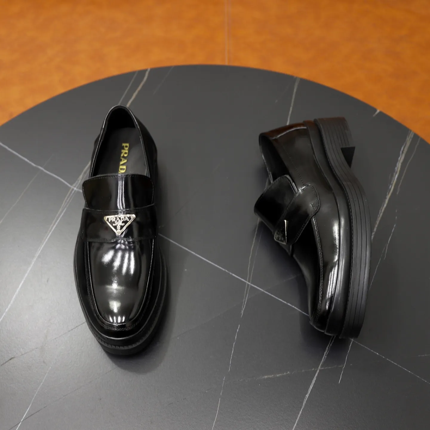 Ex-factory price: 500💰🙅‍♂️🙅‍♂️🙅‍♂️ Brand: PRADA Standard code: Men's code 38-44 (45 can be customized) Grade: Same style as the official website Original order quality Material: Original cowhide surface Comfortable lining Original outsole Style category: Men's fashionable casual leather shoes Distinguished big-name luxury elements Top luxury Color: Color of the actual picture